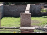 02267 ostia - regio v - insula xi - portico degli archi trionfali (v,xi,7-8) - fuenfter laden und sechster von li - fenster an der hinteren rueckwand - bli ri magazzino annonario (v,xi,4-5) nach sueden.jpg